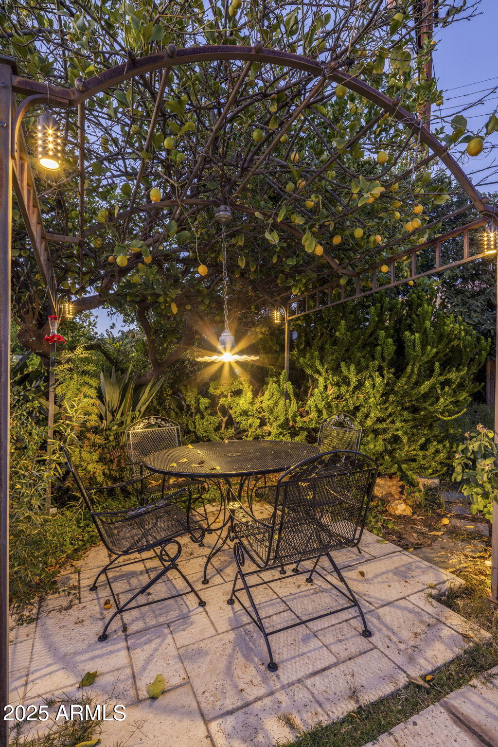 516 W LAWRENCE Road