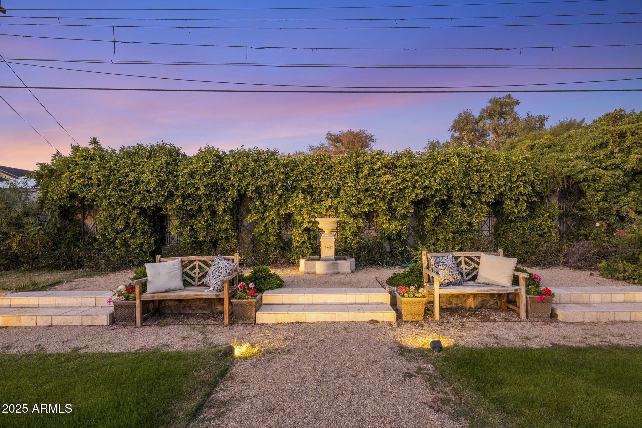516 W LAWRENCE Road