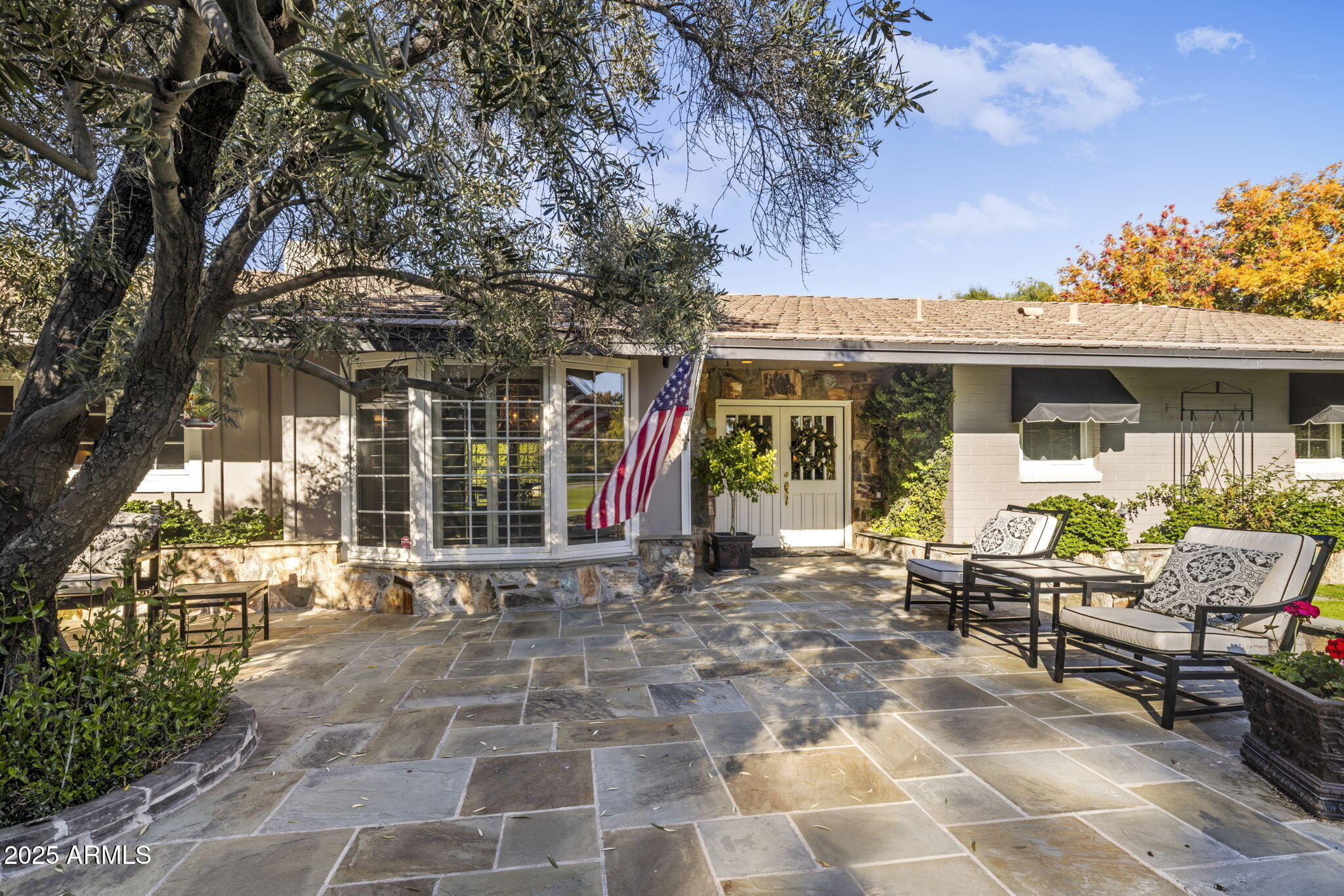 516 W LAWRENCE Road