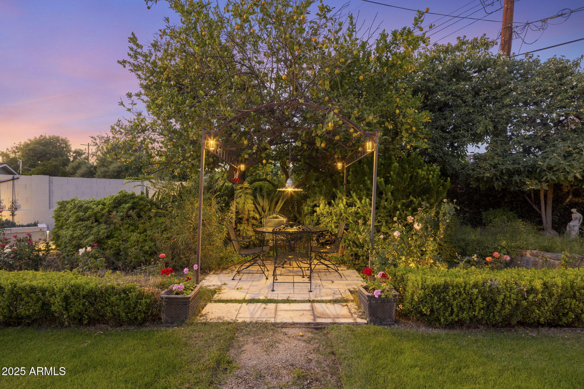 516 W LAWRENCE Road