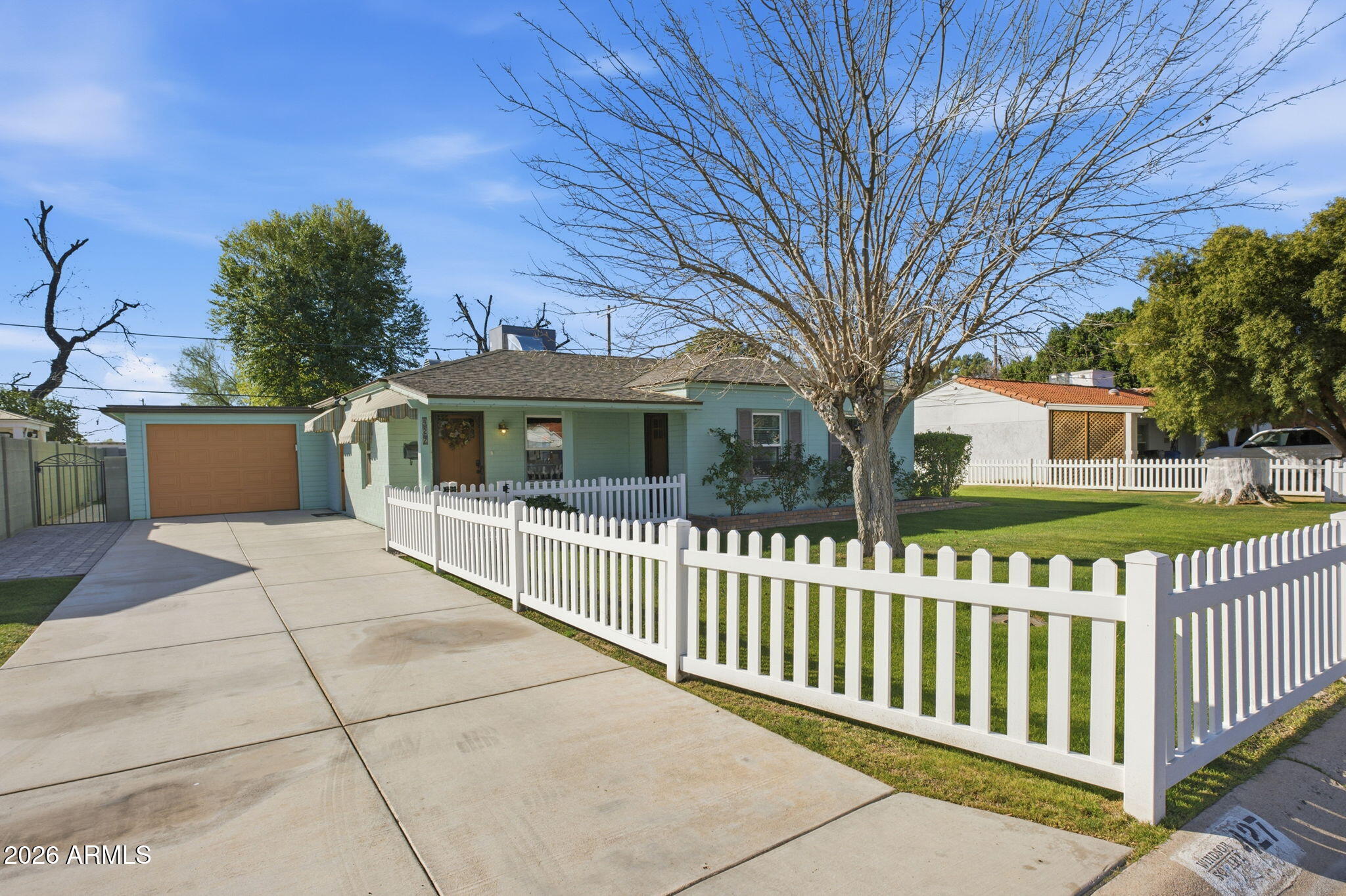 427 E OREGON Avenue