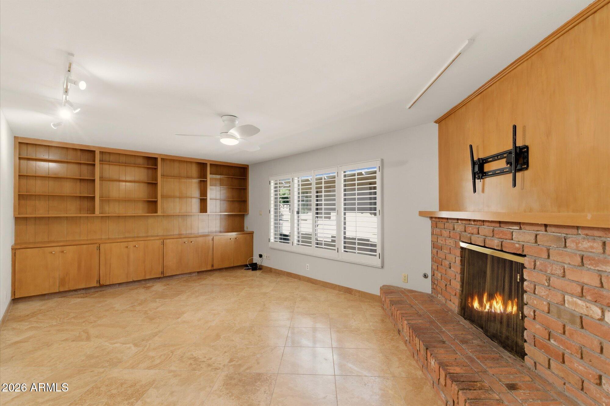 514 W HAYWARD Avenue