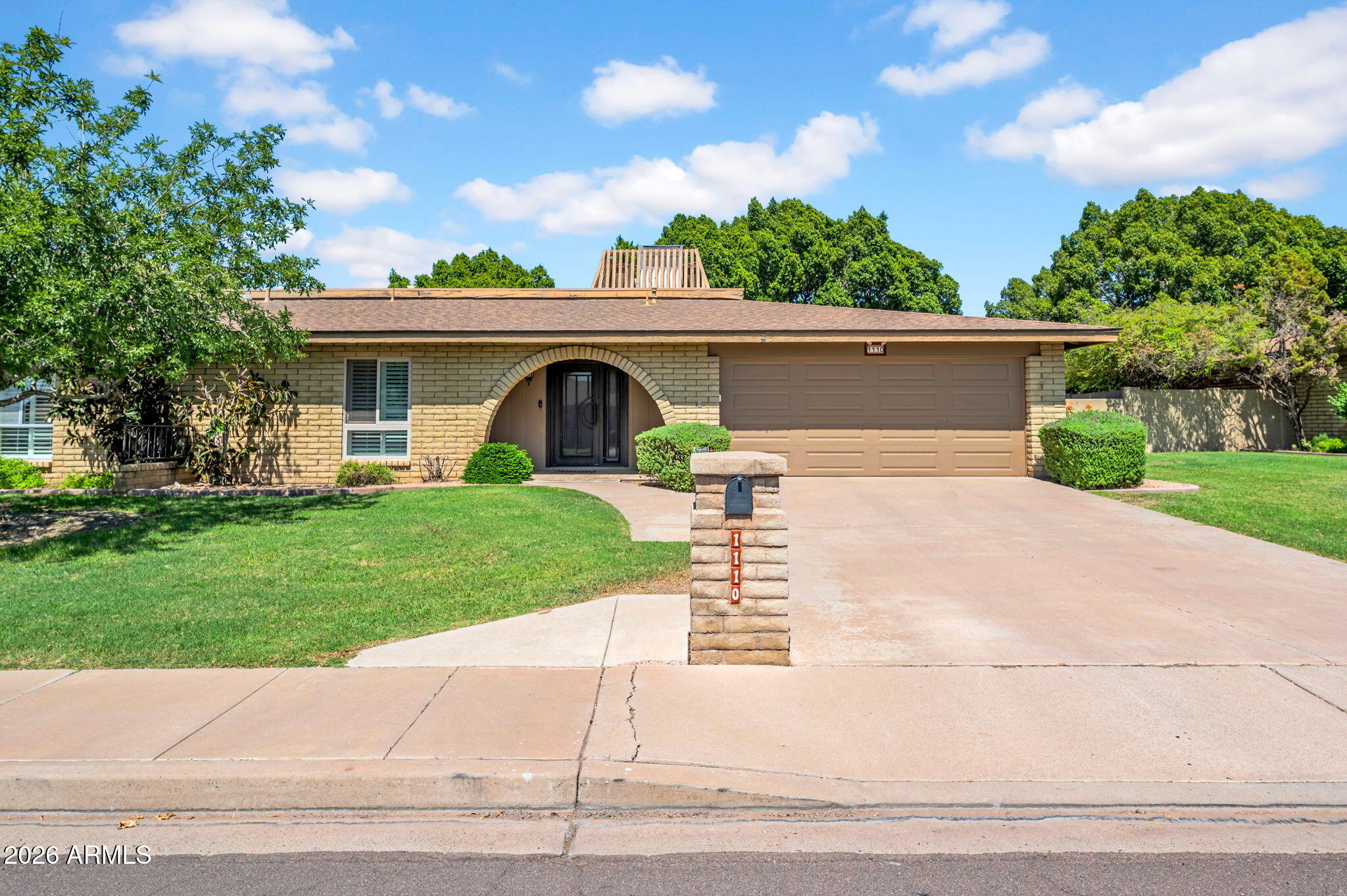 1110 E ORANGEWOOD Avenue