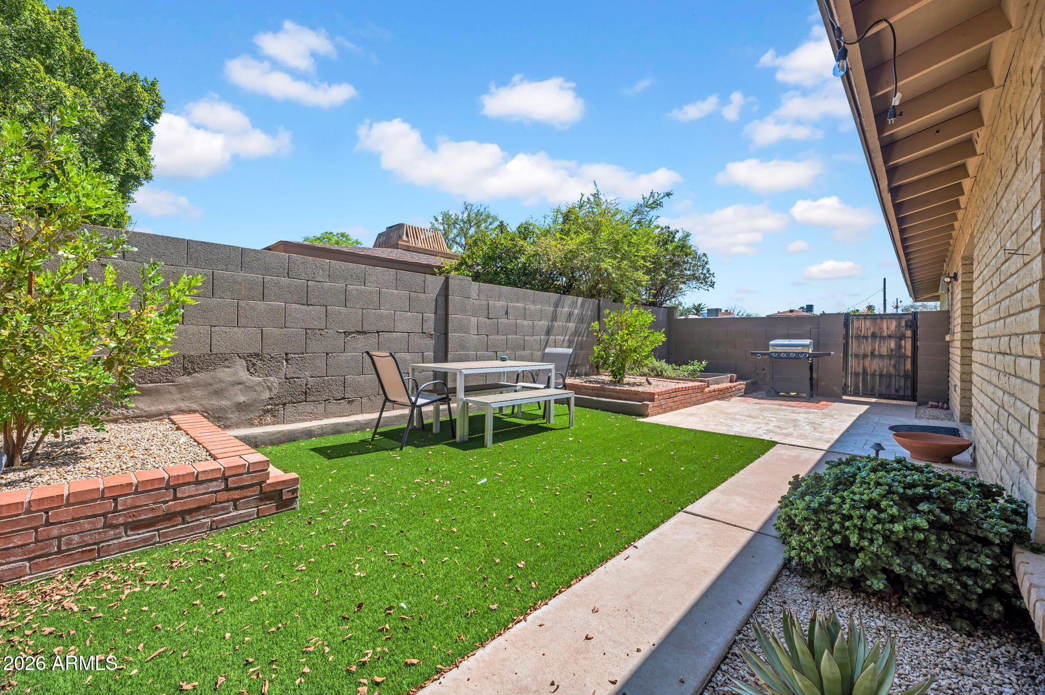 1110 E ORANGEWOOD Avenue