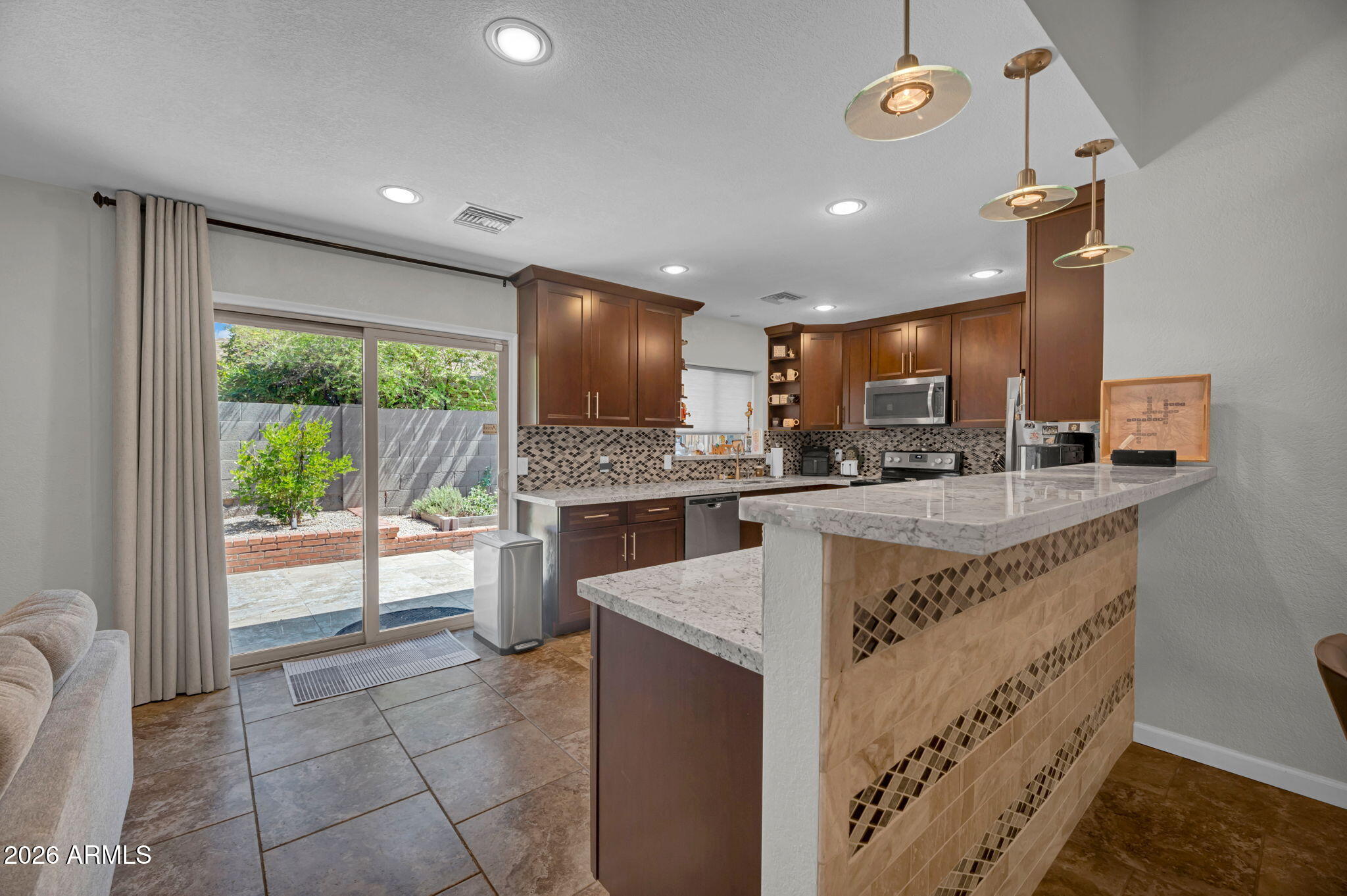 1110 E ORANGEWOOD Avenue