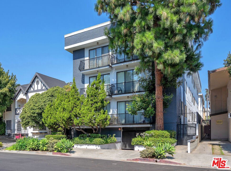 126 N Croft Ave Unit: 302