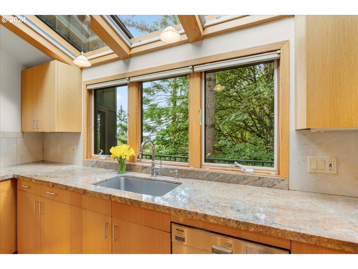 2009 SW Mount Hood LN