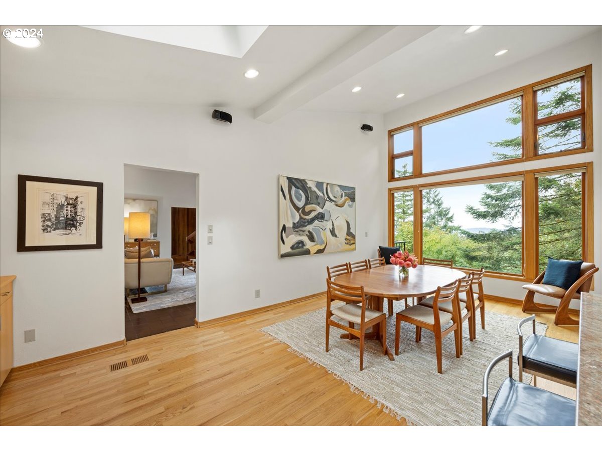 2009 SW Mount Hood LN