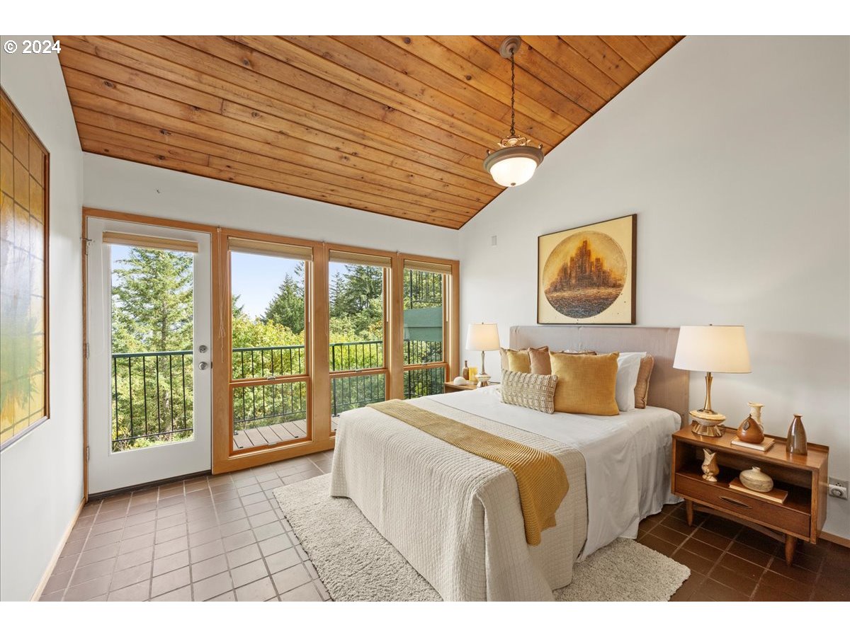 2009 SW Mount Hood LN