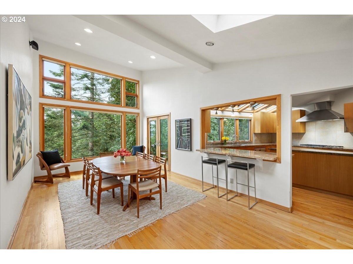 2009 SW Mount Hood LN