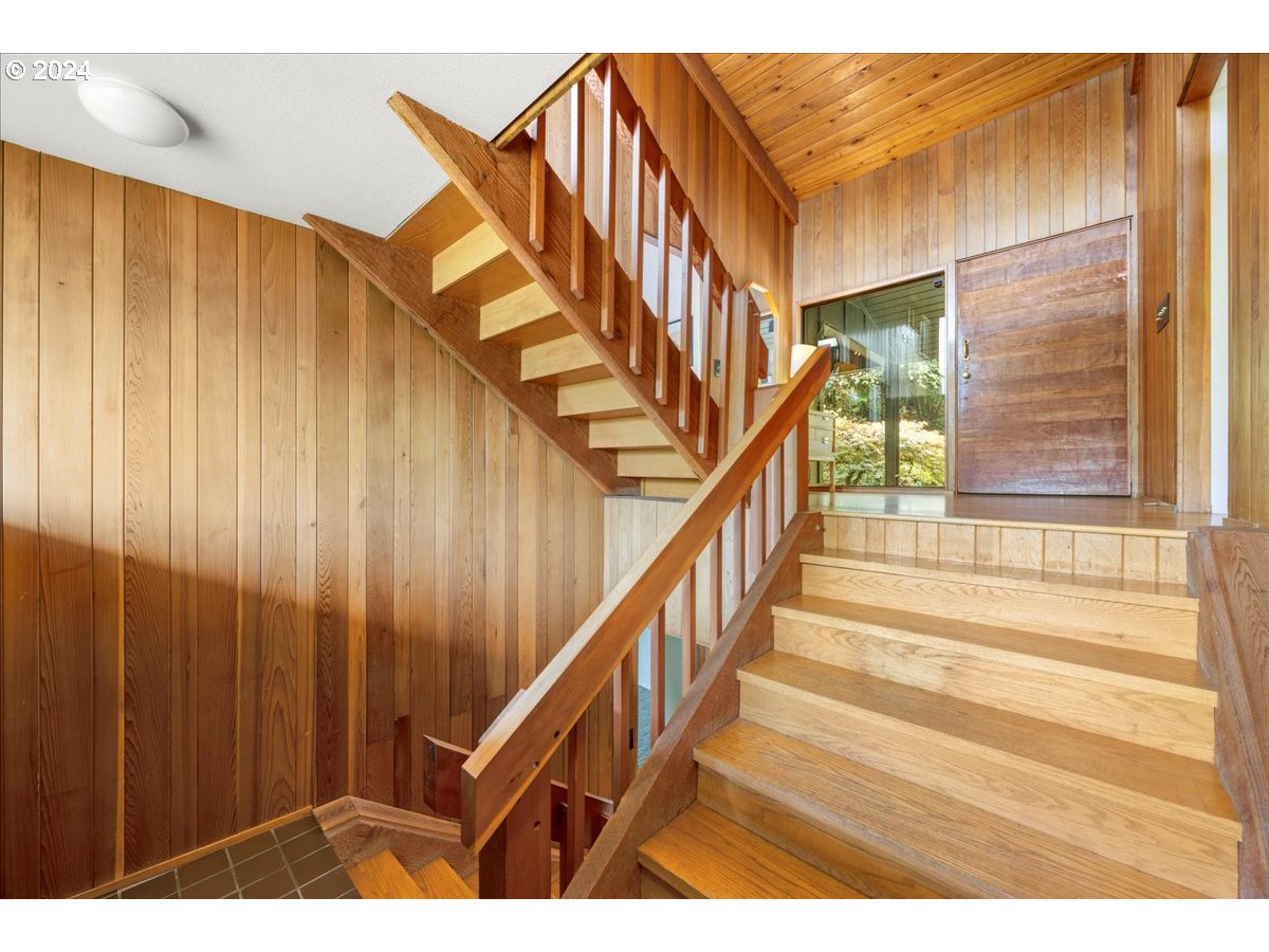 2009 SW Mount Hood LN