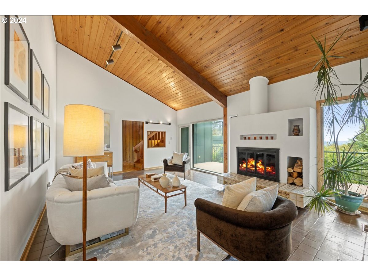 2009 SW Mount Hood LN