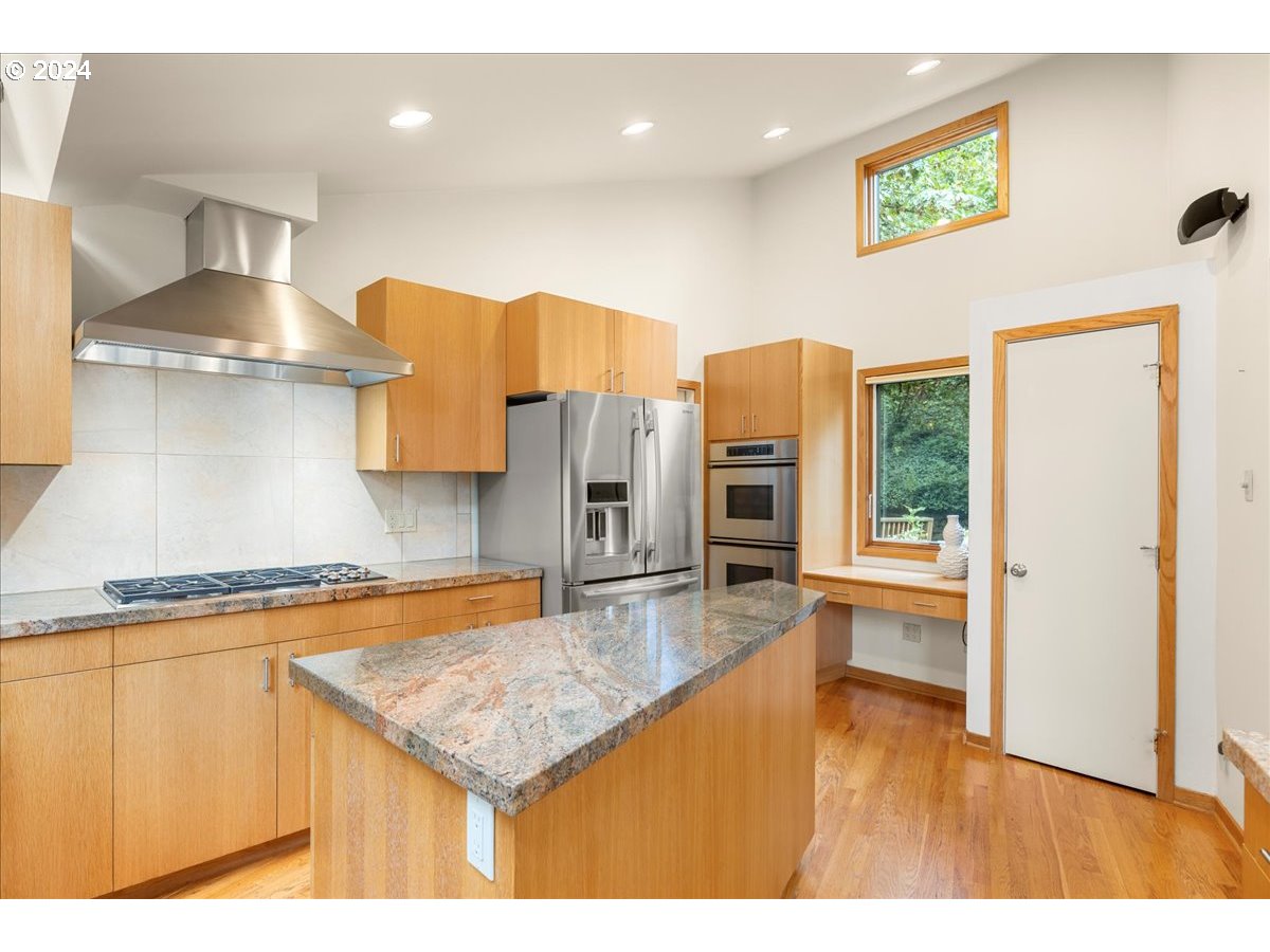 2009 SW Mount Hood LN