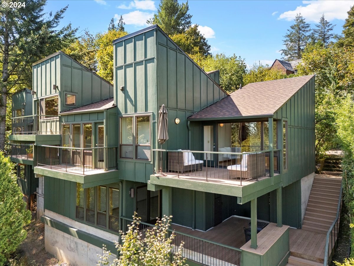 2009 SW Mount Hood LN