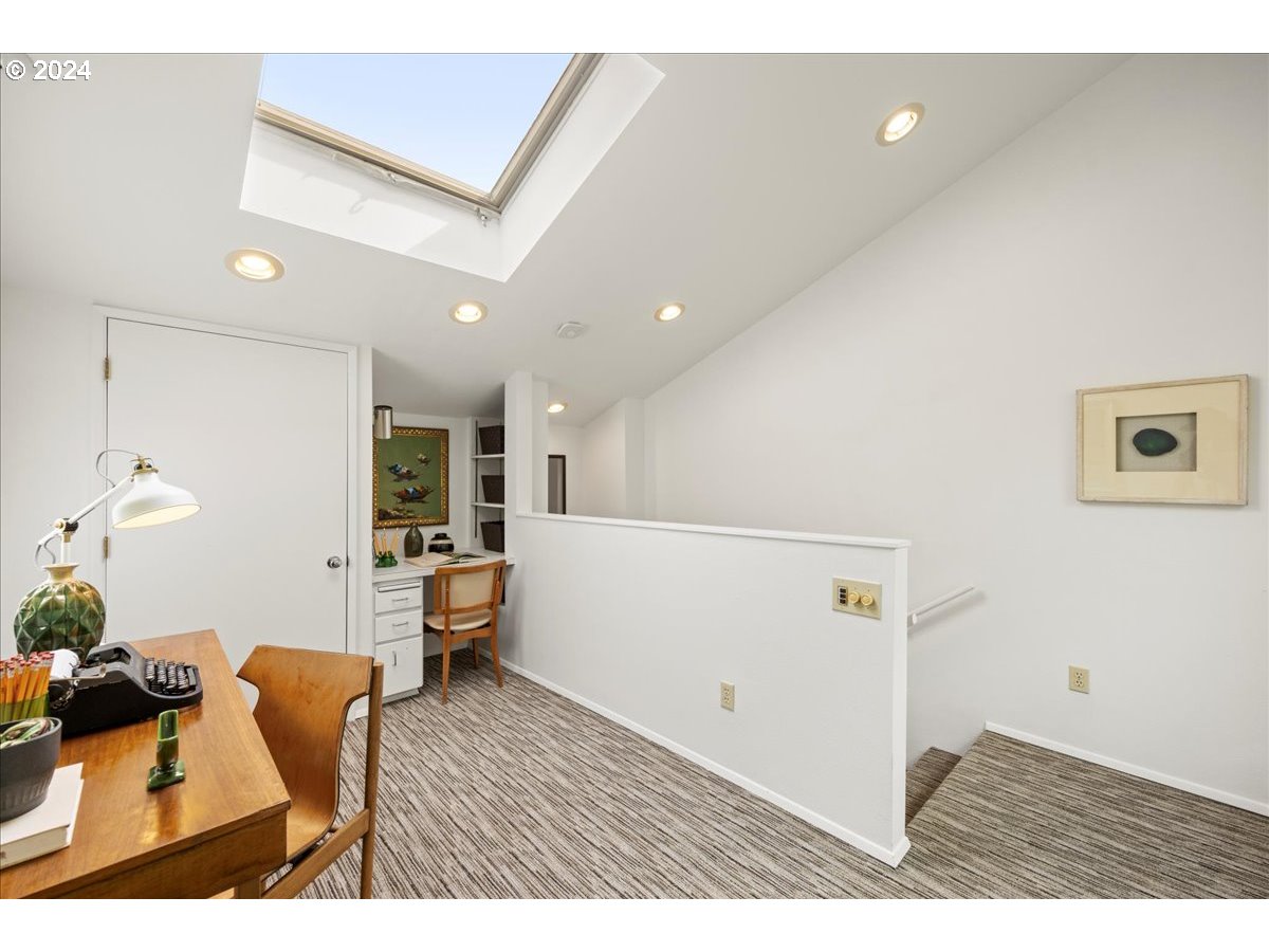 2009 SW Mount Hood LN