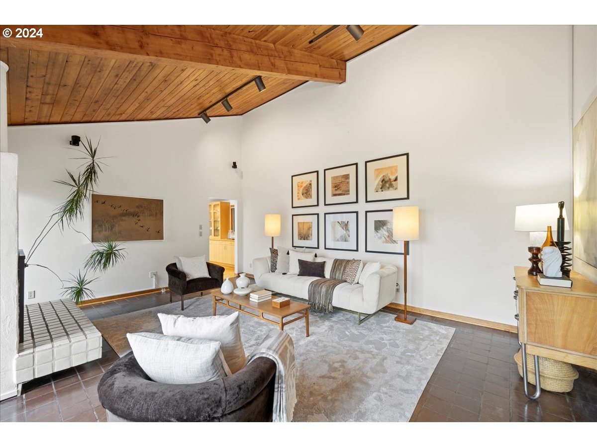 2009 SW Mount Hood LN