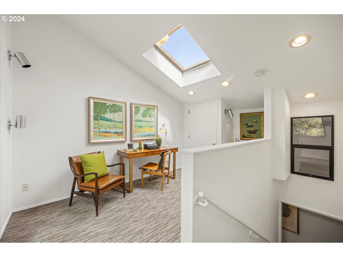 2009 SW Mount Hood LN