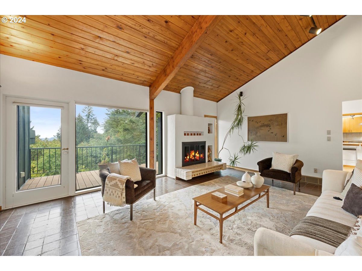 2009 SW Mount Hood LN