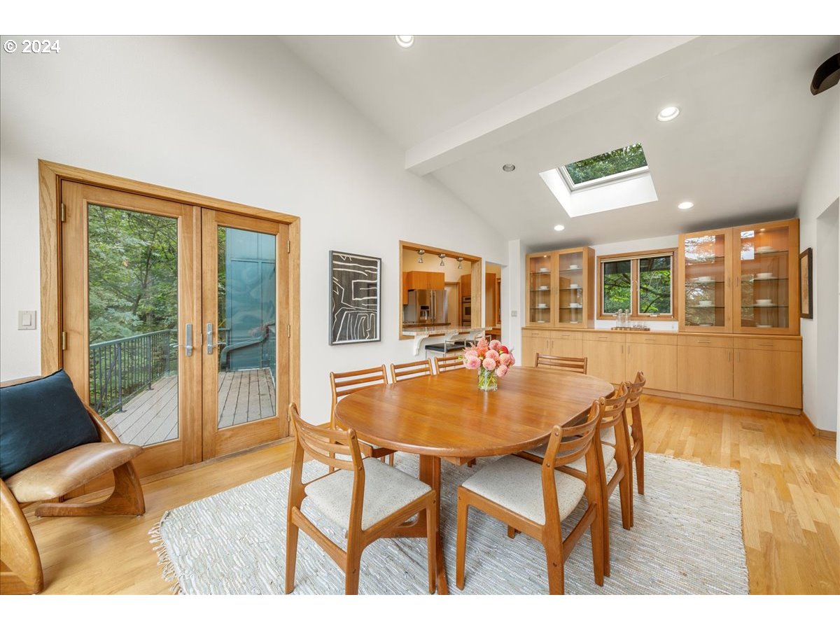 2009 SW Mount Hood LN