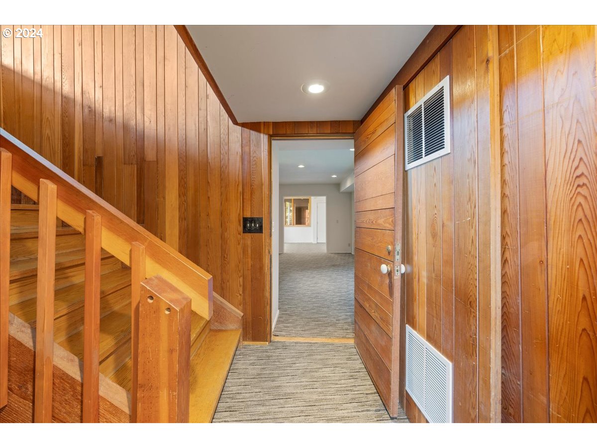 2009 SW Mount Hood LN