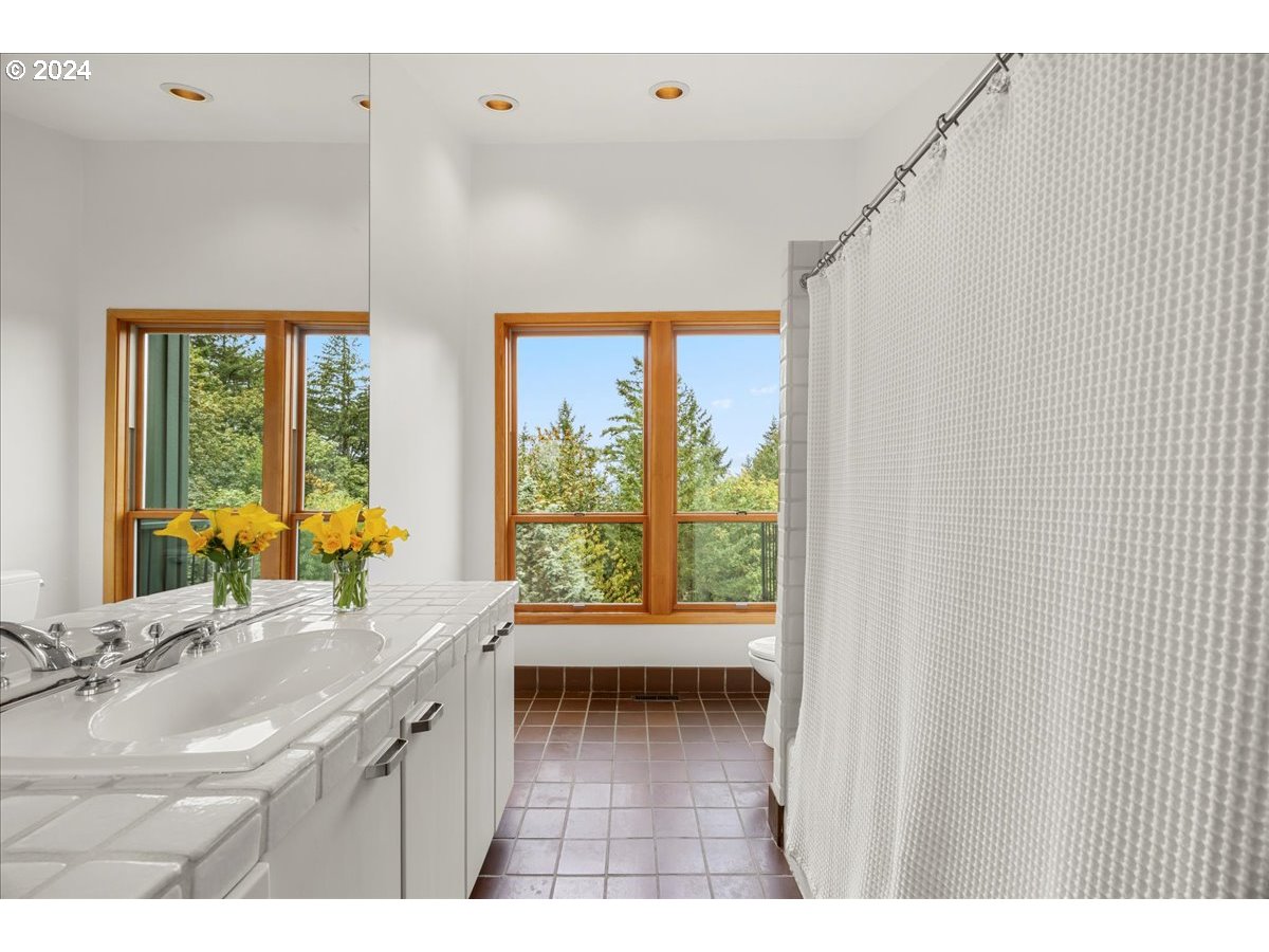 2009 SW Mount Hood LN