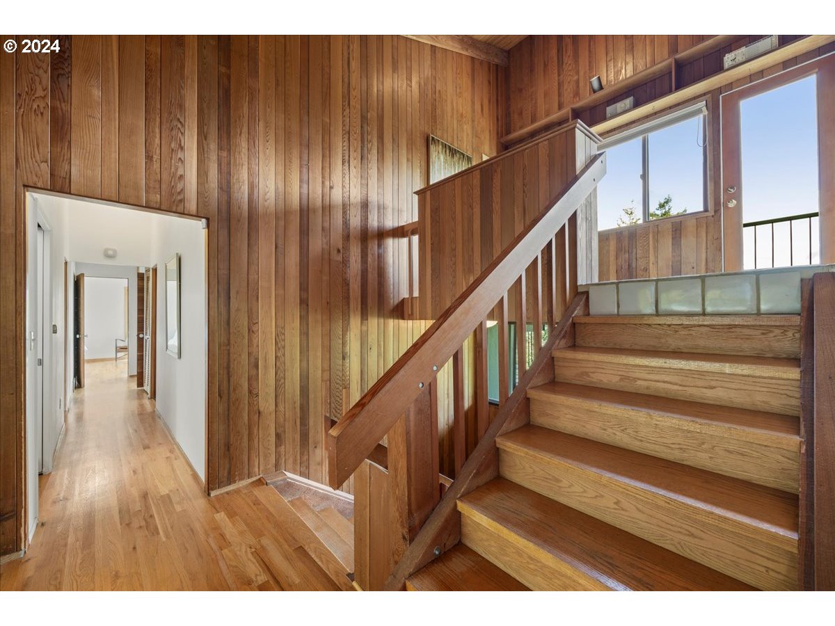 2009 SW Mount Hood LN