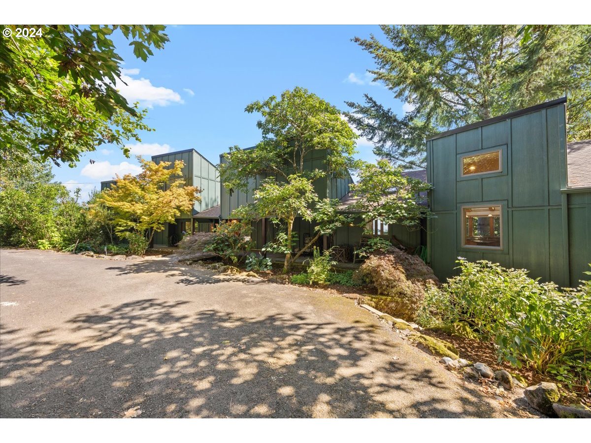 2009 SW Mount Hood LN