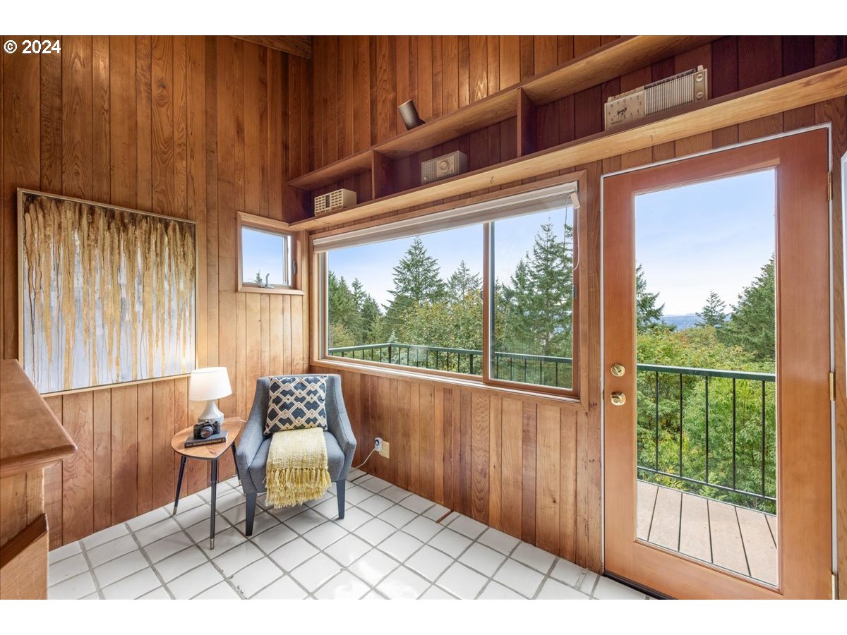 2009 SW Mount Hood LN