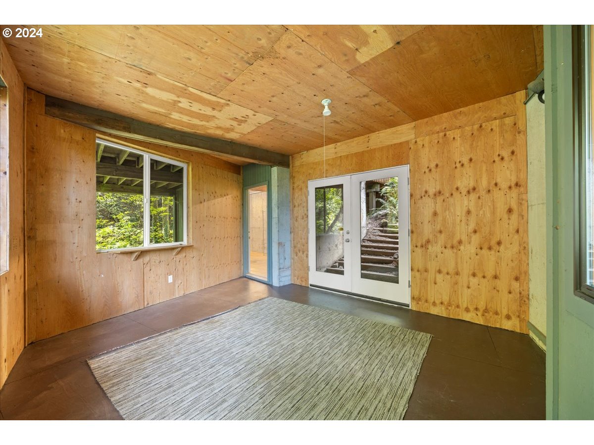2009 SW Mount Hood LN