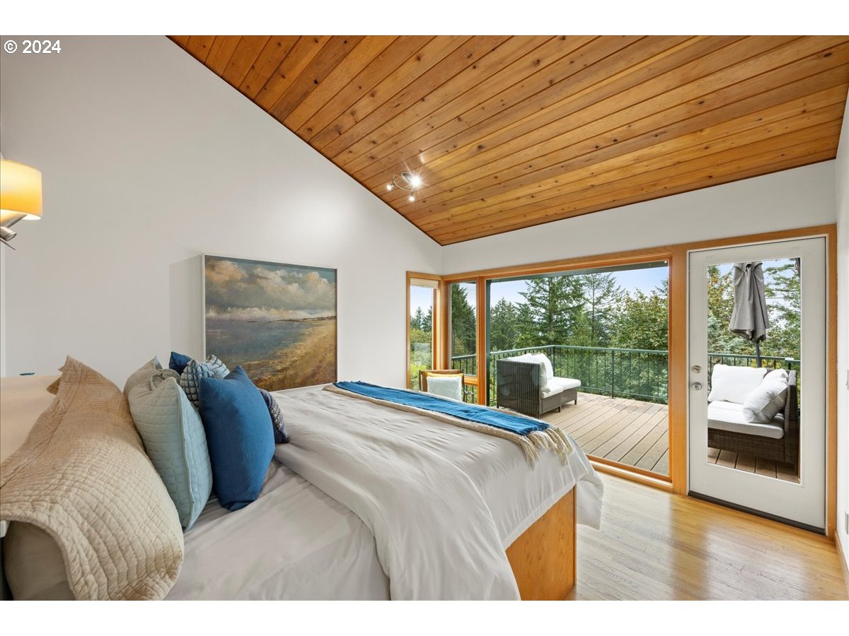 2009 SW Mount Hood LN