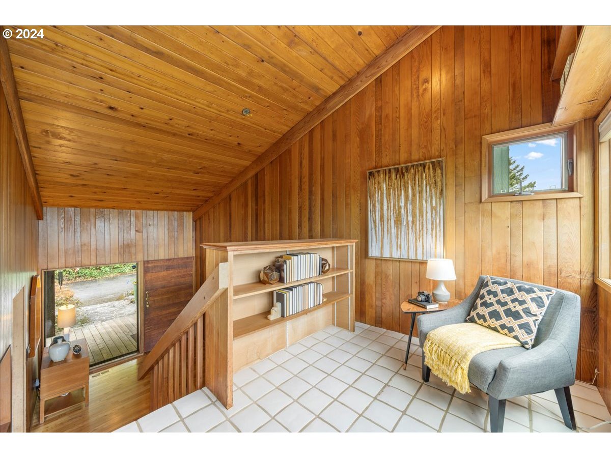 2009 SW Mount Hood LN