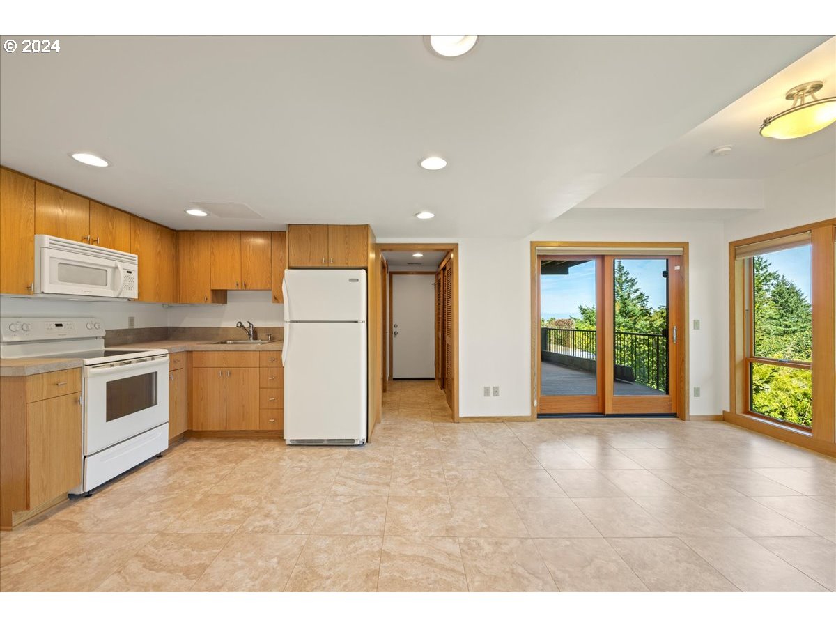 2009 SW Mount Hood LN