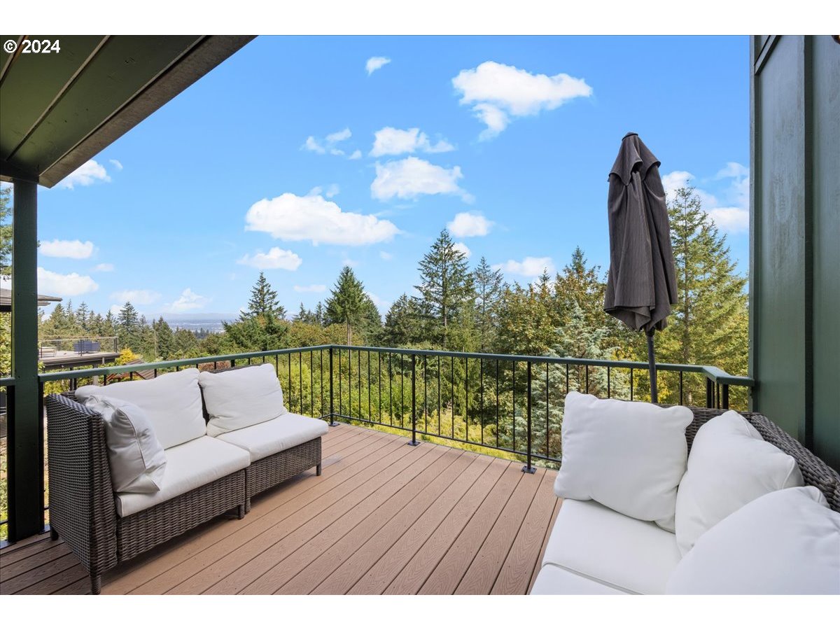 2009 SW Mount Hood LN