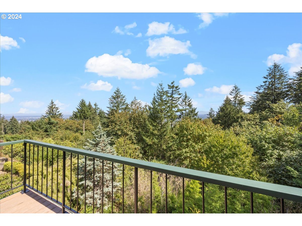 2009 SW Mount Hood LN