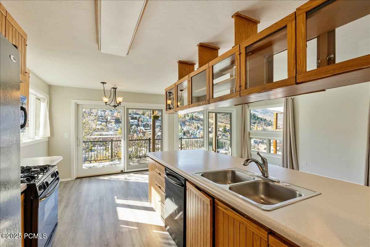 253 Ontario Avenue, 1 & 2