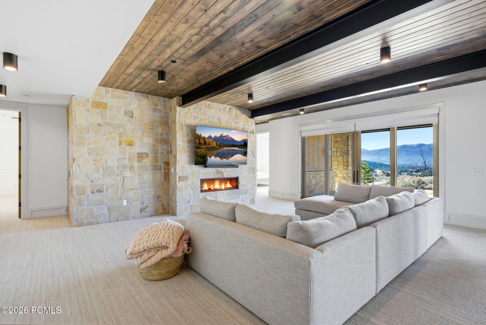 2044 E Notch Mountain Circle