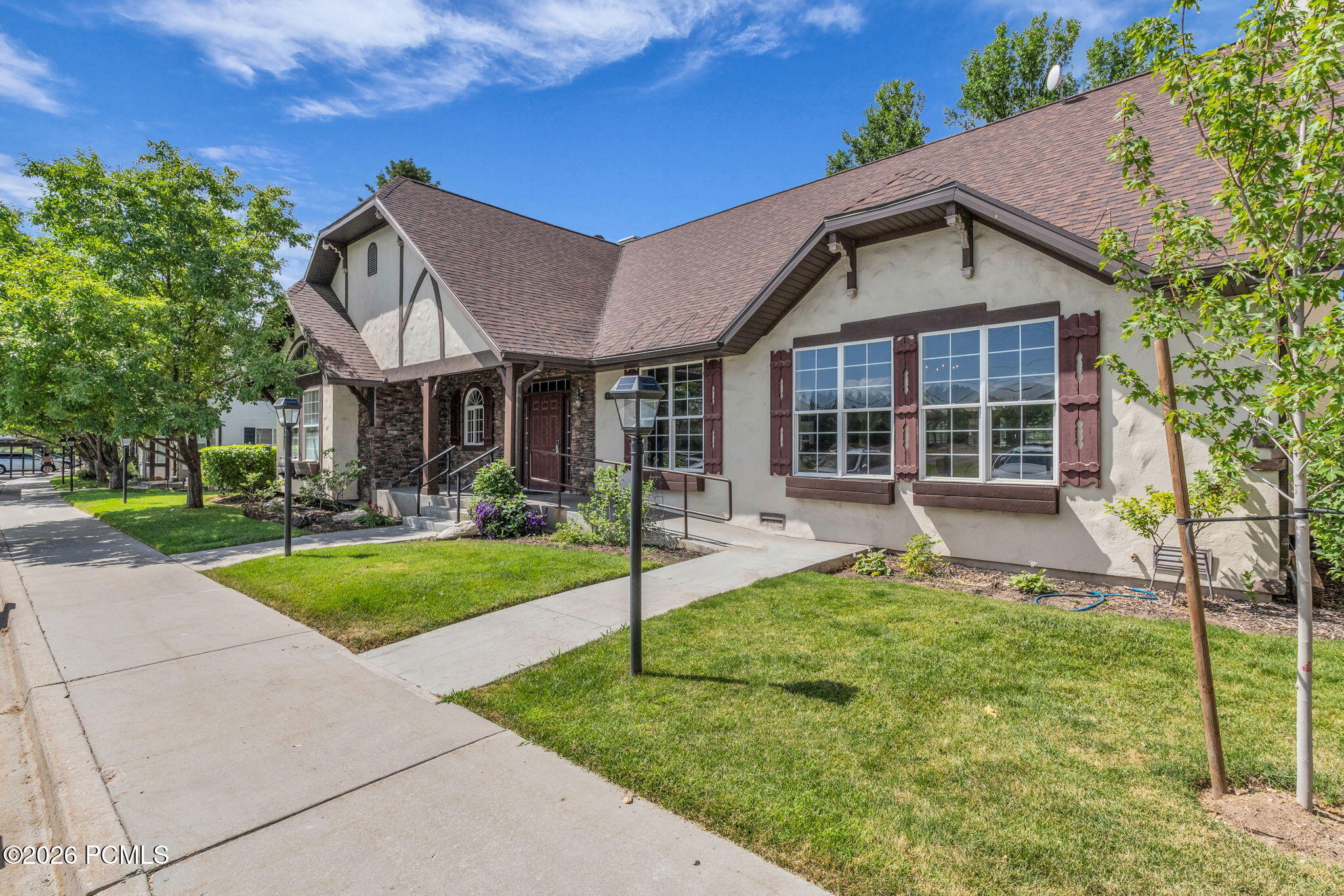 889 Zurich Ln