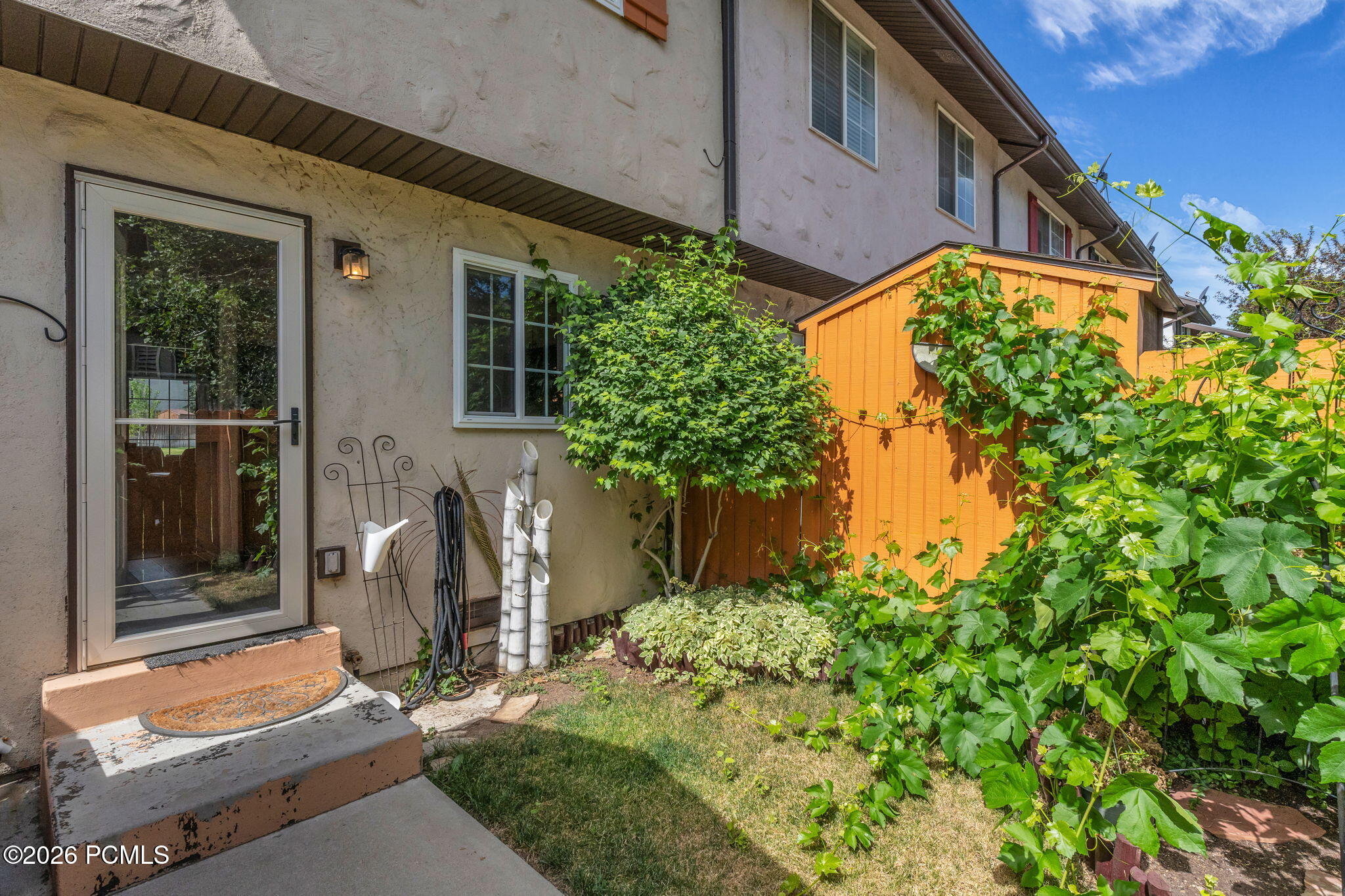 889 Zurich Ln