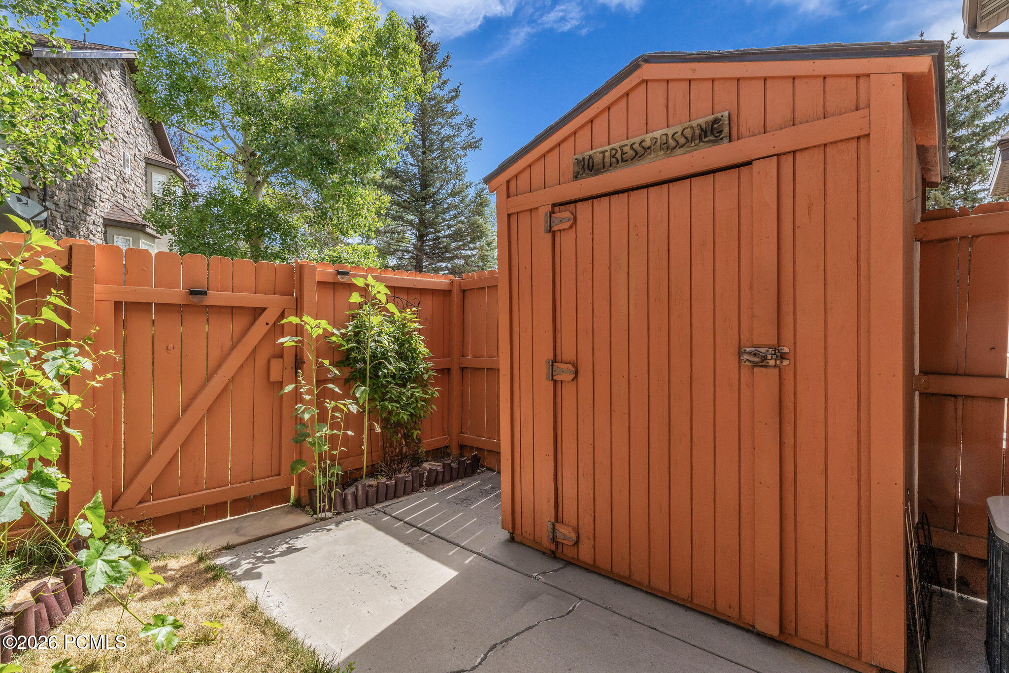 889 Zurich Ln