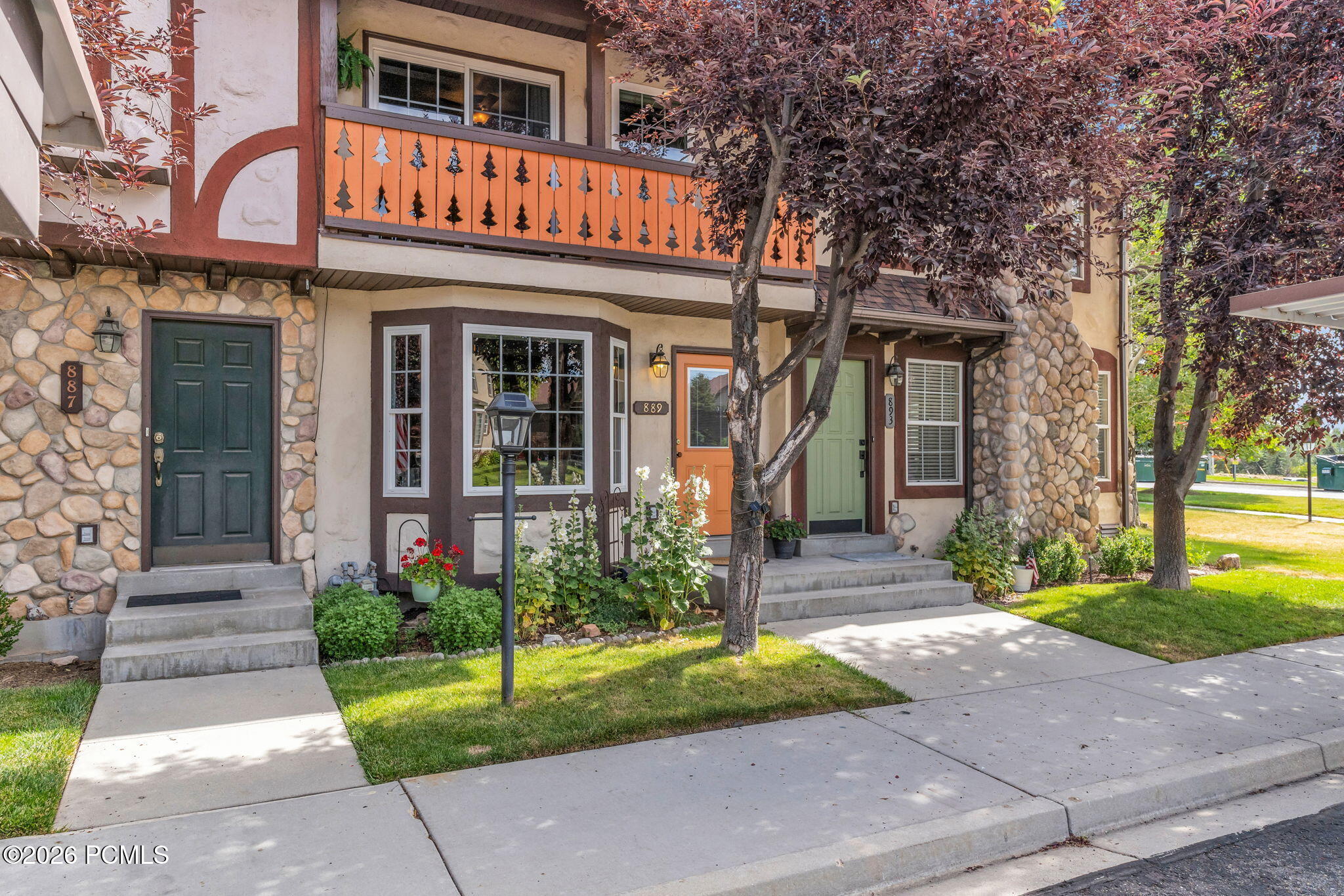 889 Zurich Ln