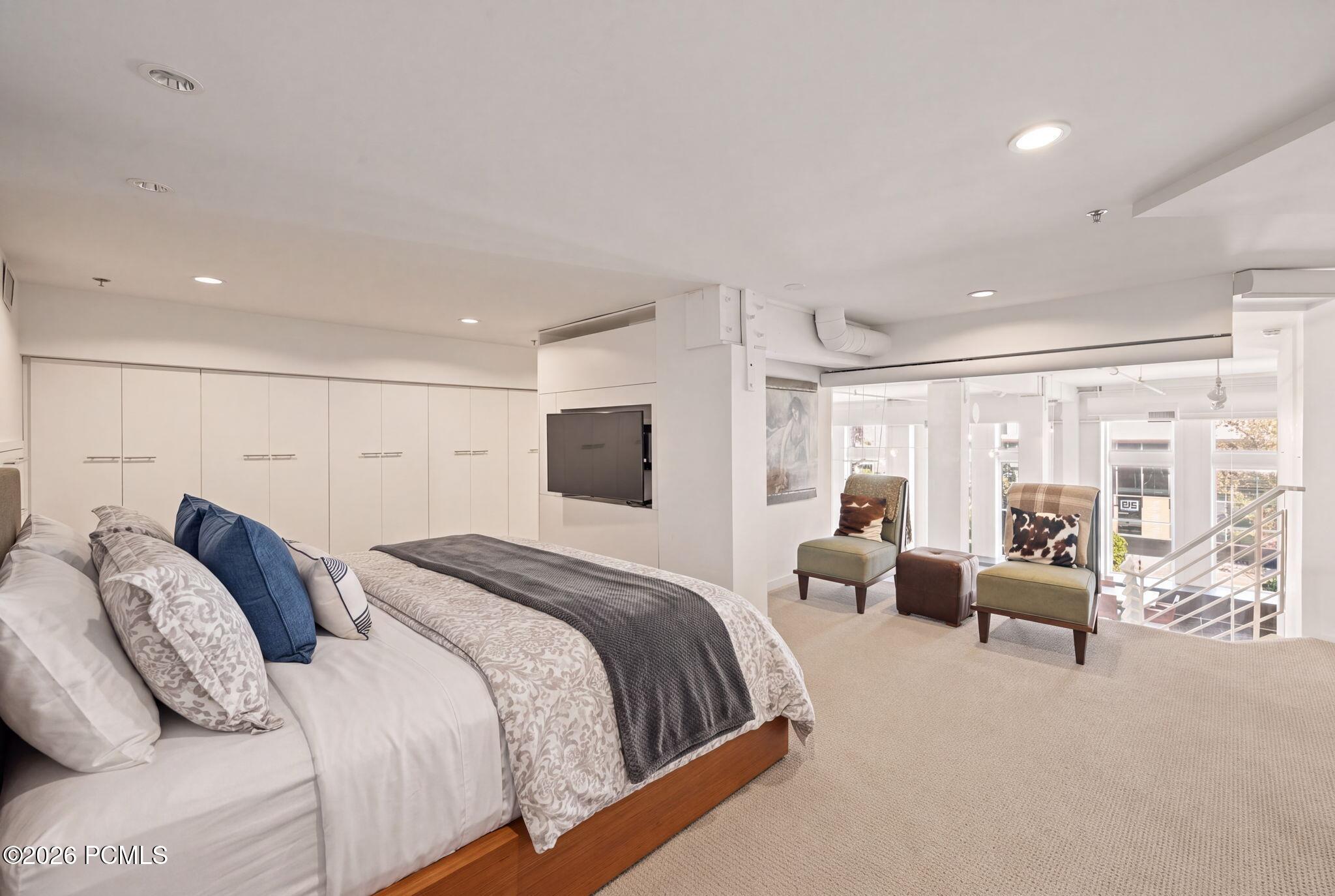 159 W Broadway 301
