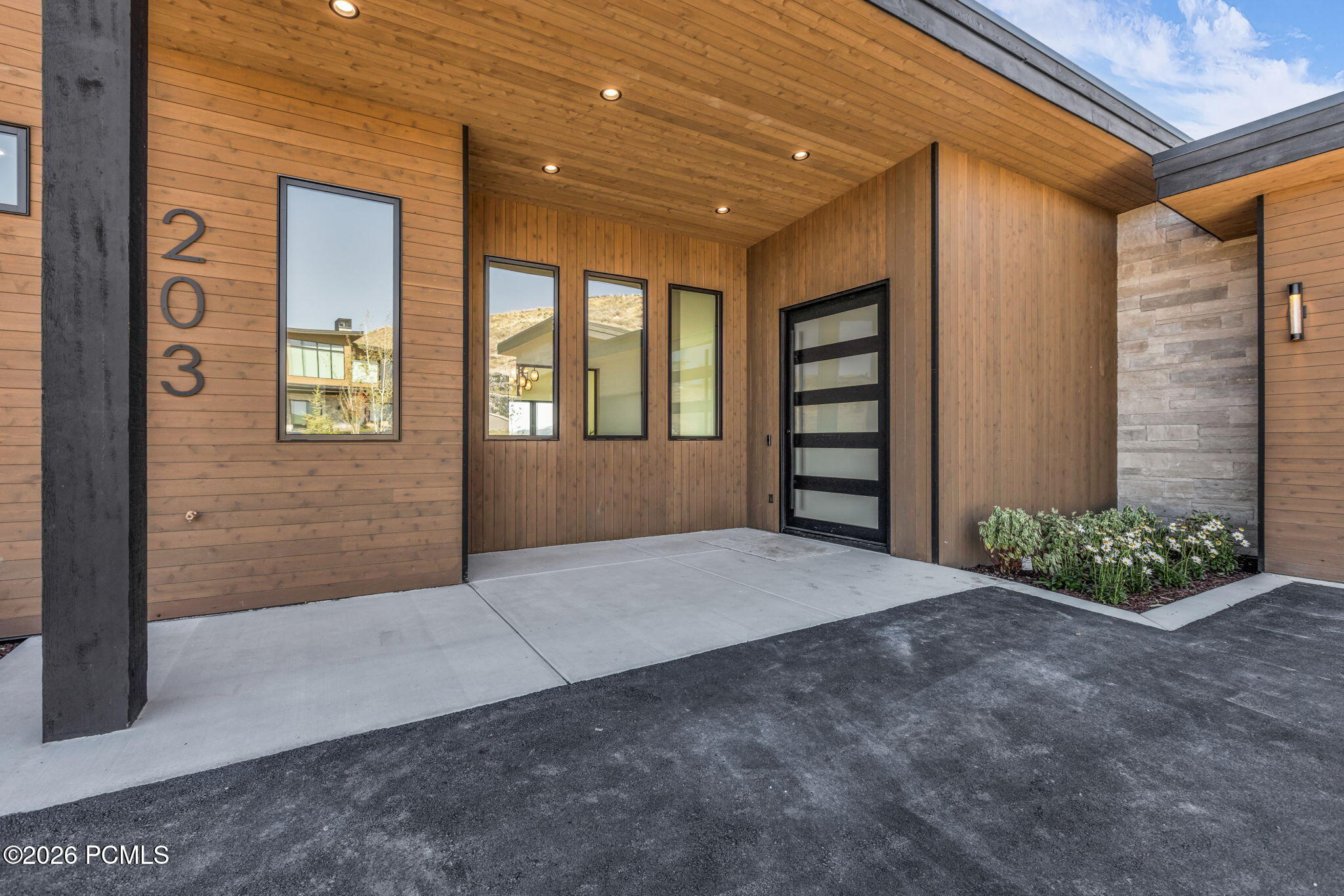 203 W Peace Tree Trail