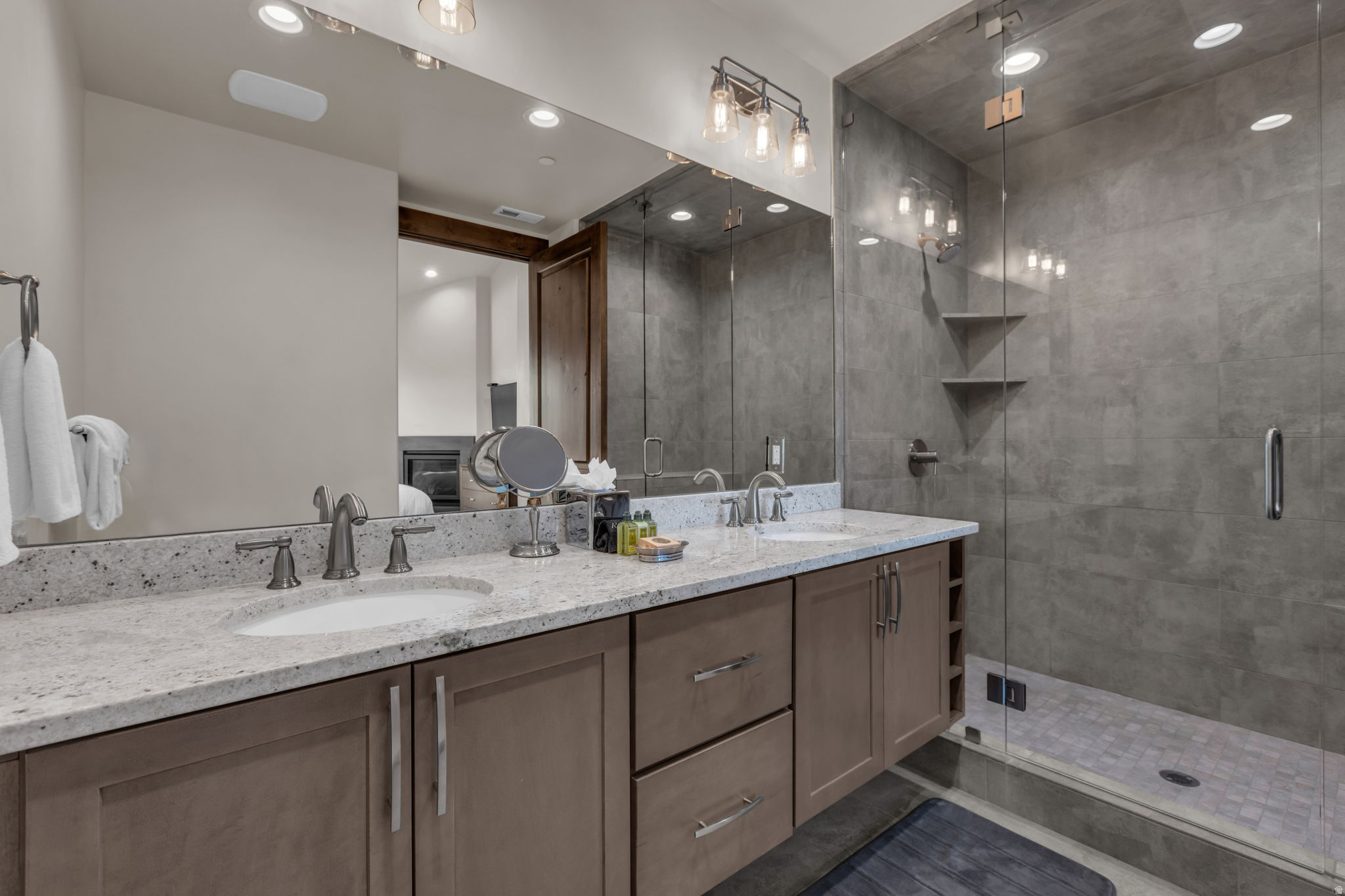 3793 BLACKSTONE DR #3B