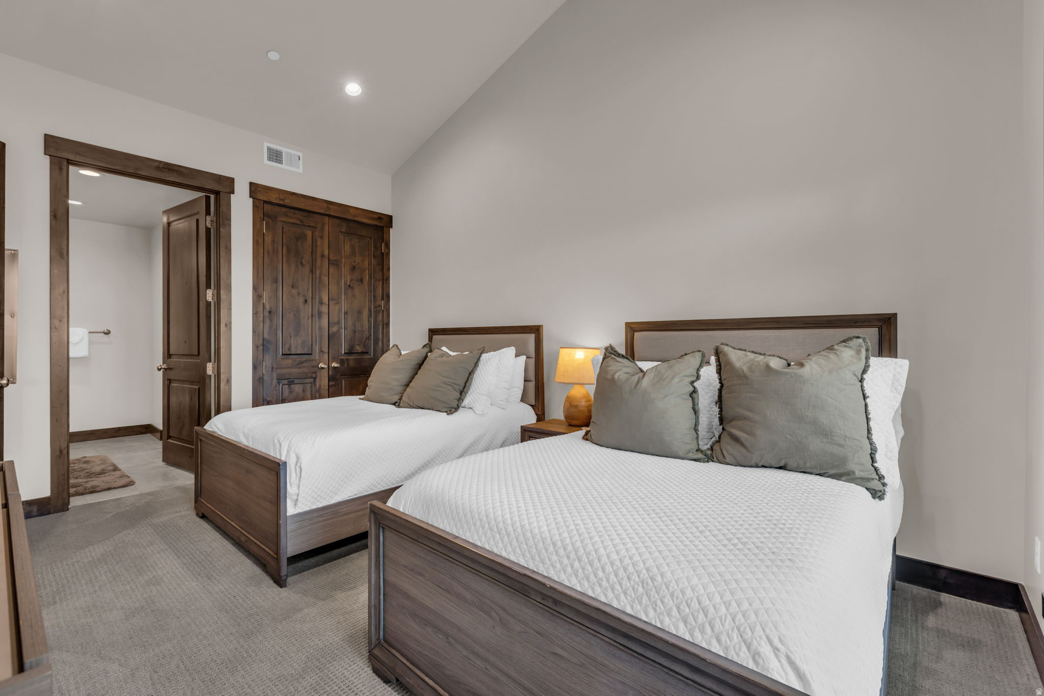 3793 BLACKSTONE DR #3B