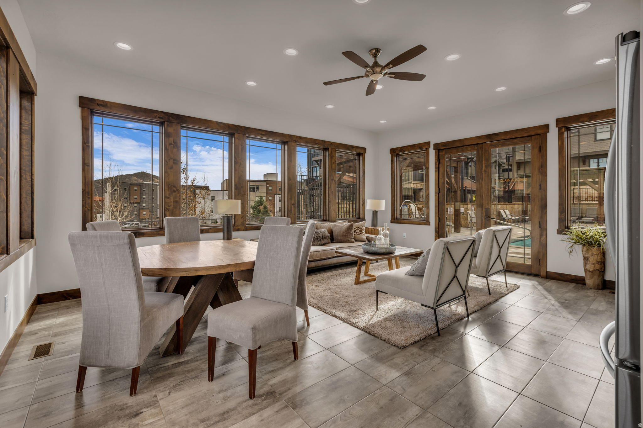 3793 BLACKSTONE DR #3B