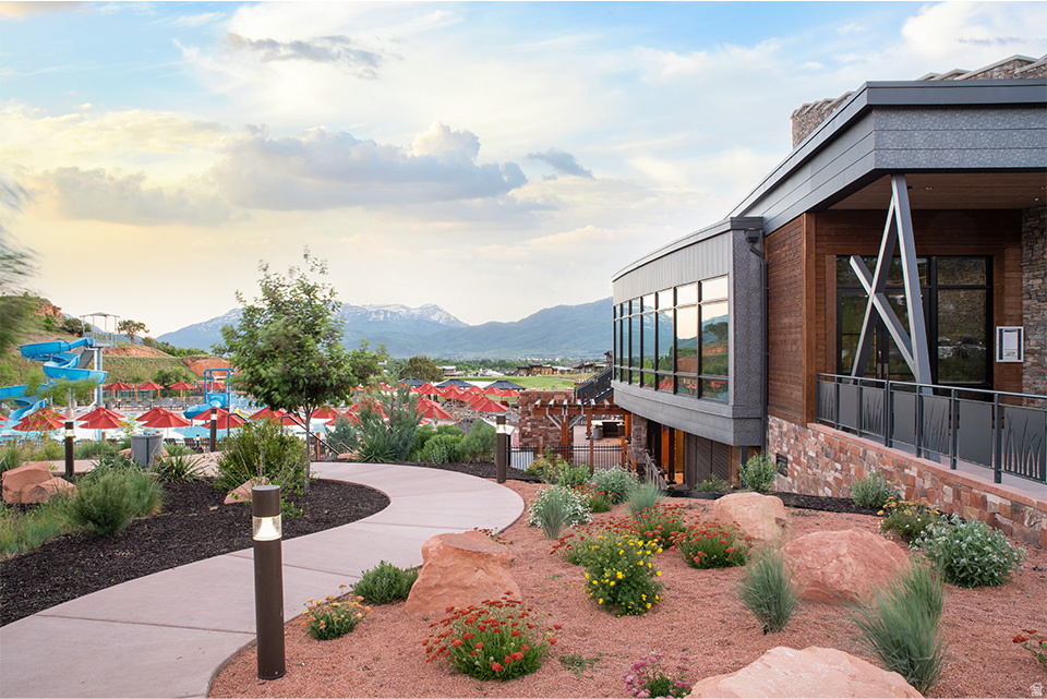 581 N RED MOUNTAIN CT Unit: 211