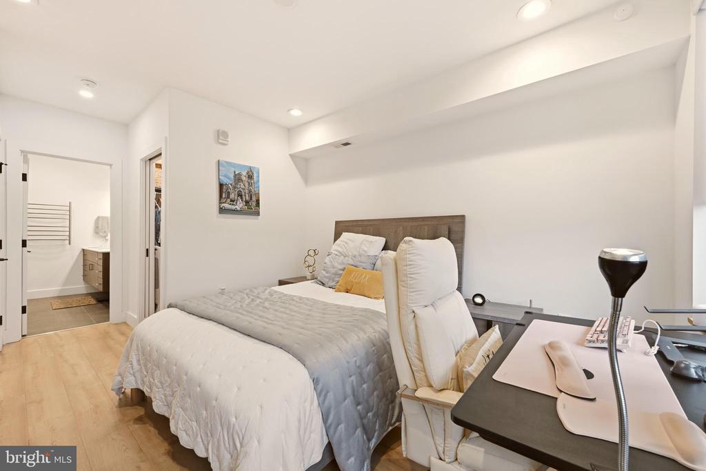 1435 NW CLIFTON STREET NW Unit: 7