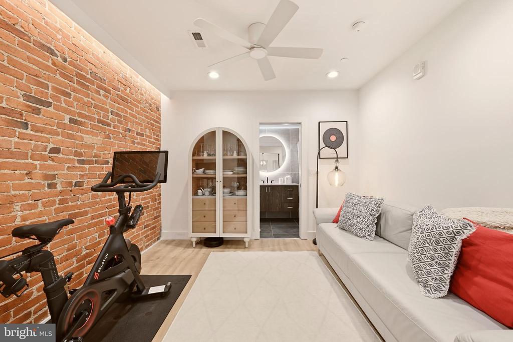 1435 NW CLIFTON STREET NW Unit: 7