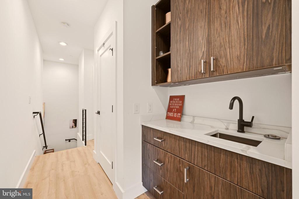 1435 NW CLIFTON STREET NW Unit: 7