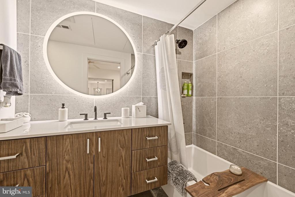1435 NW CLIFTON STREET NW Unit: 7